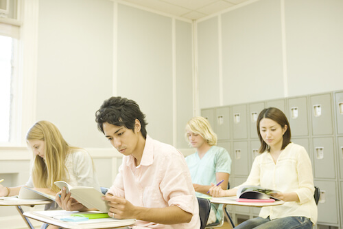 勉強に励む生徒たち