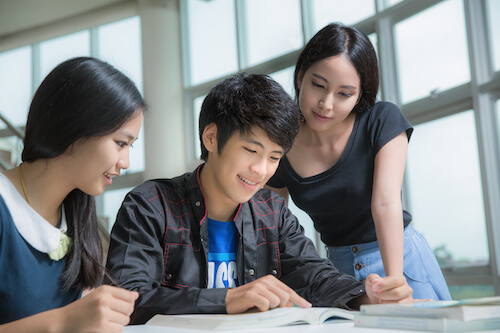 現地の大学に通う