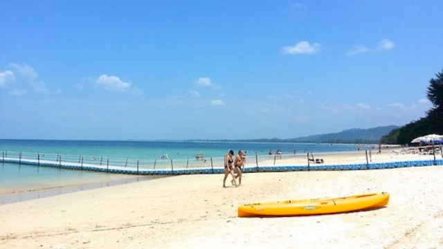 タイ留学_コバルトブルーのビーチの写真です。